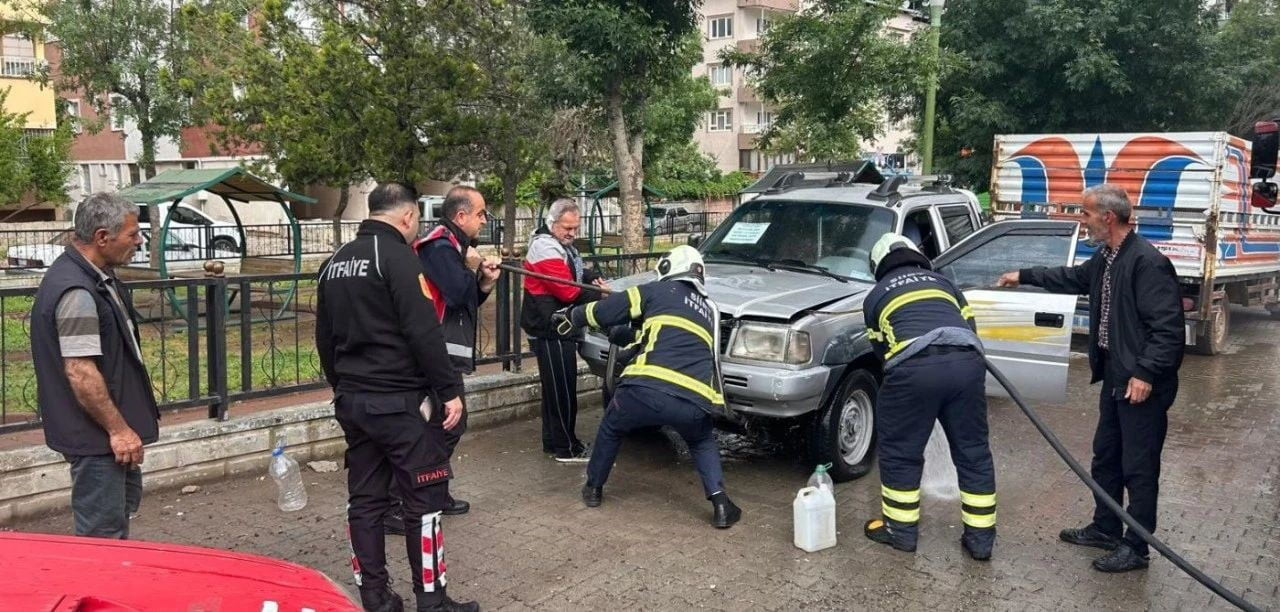 SİİRT’TE PARK HALİNDEKİ PİKAPTA YANGIN ÇIKTI
