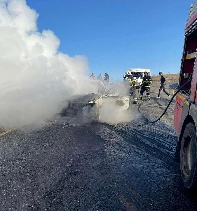 SİİRT’TE SEYİR HALİNDEKİ OTOMOBİL ALEV ALDI. 4 KİŞİLİK AİLE SON ANDA KURTULDU