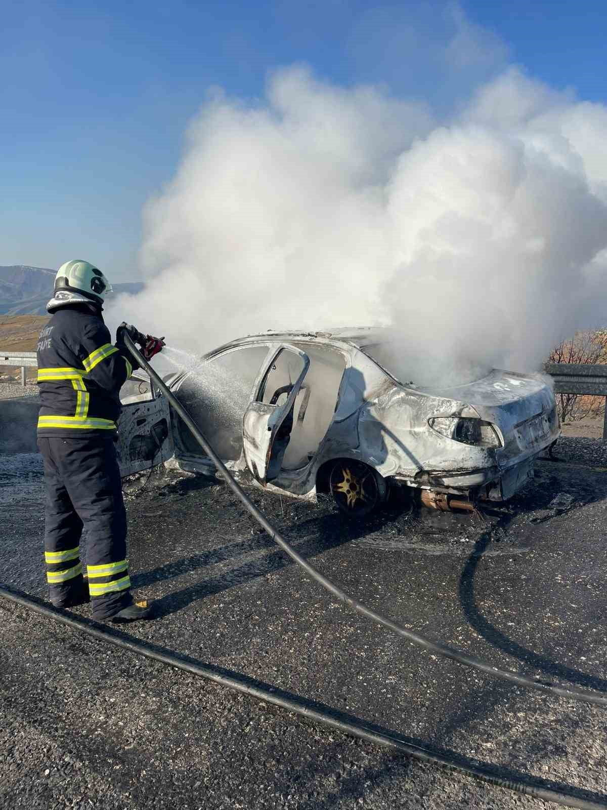 SİİRT’TE SEYİR HALİNDEYKEN ALEV ALAN OTOMOBİL KULLANILAMAZ HALE GELİRKEN, ARAÇTA BULUNAN AİLE SON...
