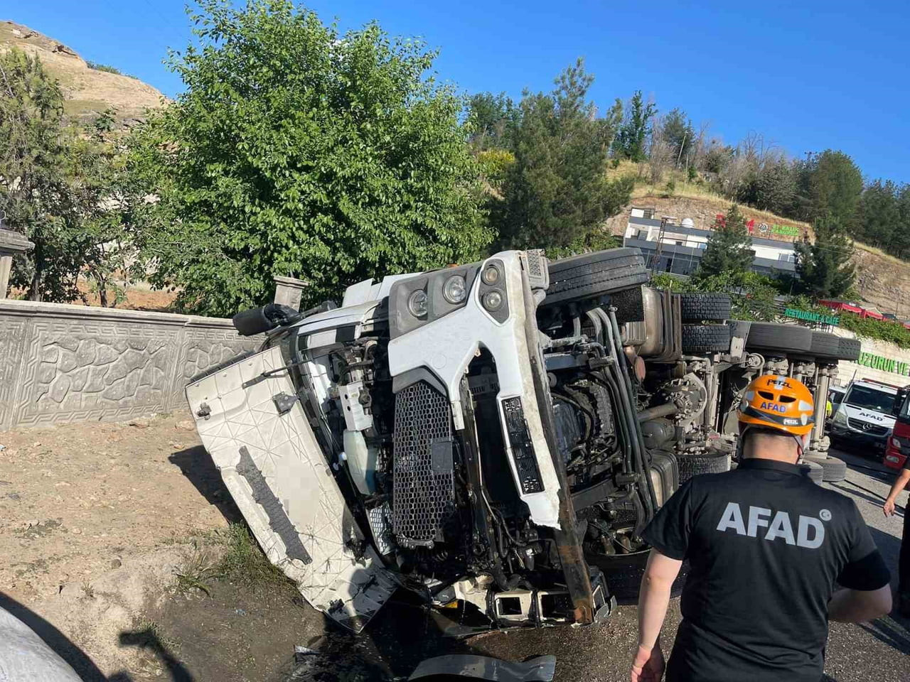 SİİRT’TE TIR İLE OTOMOBİLİN ÇARPIŞMASI SONUCU MEYDANA GELEN TRAFİK KAZASINDA 1’İ AĞIR, 4 KİŞİ...