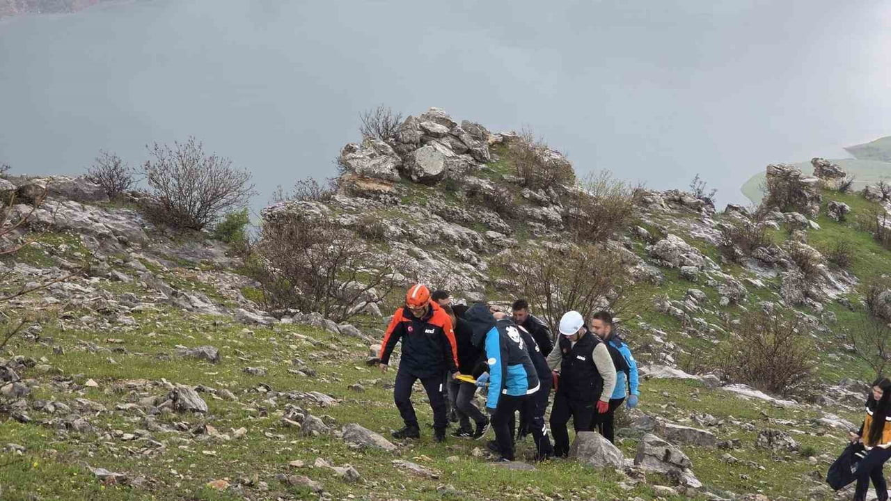 SİİRT’TE YAMAÇ PARAŞÜTÜ PARKURU YAKINLARINDA ATIYLA SEYİR HALİNDEYKEN KAYALIKLARA DÜŞEN GENÇ...