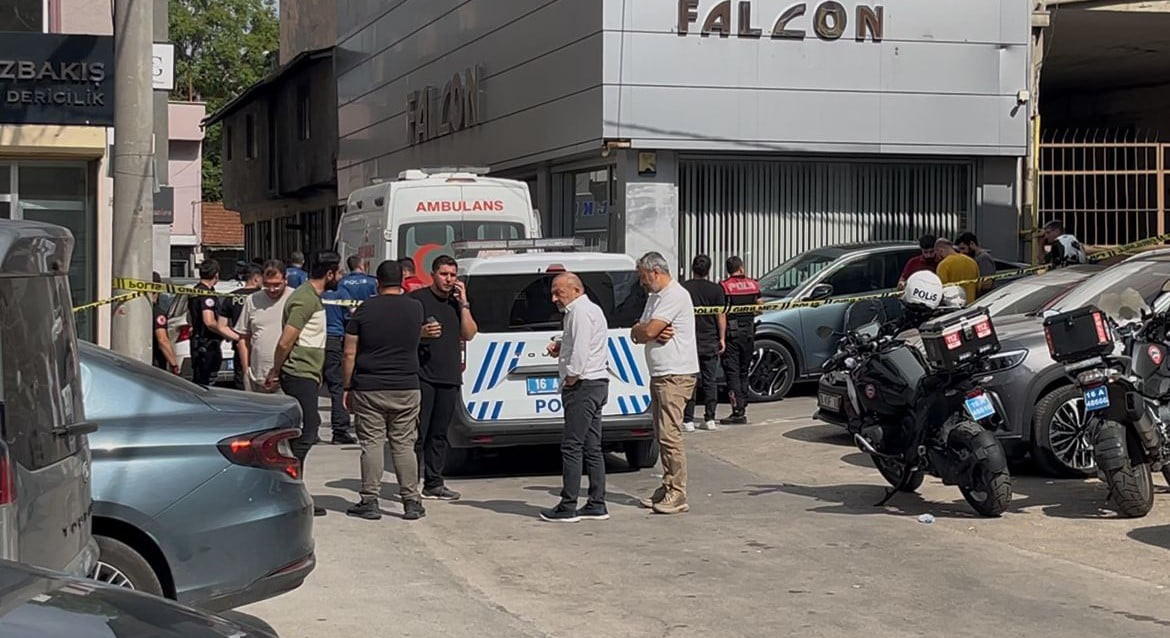 SİLAH SESLERİ ÜZERİNE ÇEVREDEKİLERİN İHBARIYLA OLAY YERİNE ÇOK SAYIDA POLİS VE SAĞLIK EKİBİ SEVK...