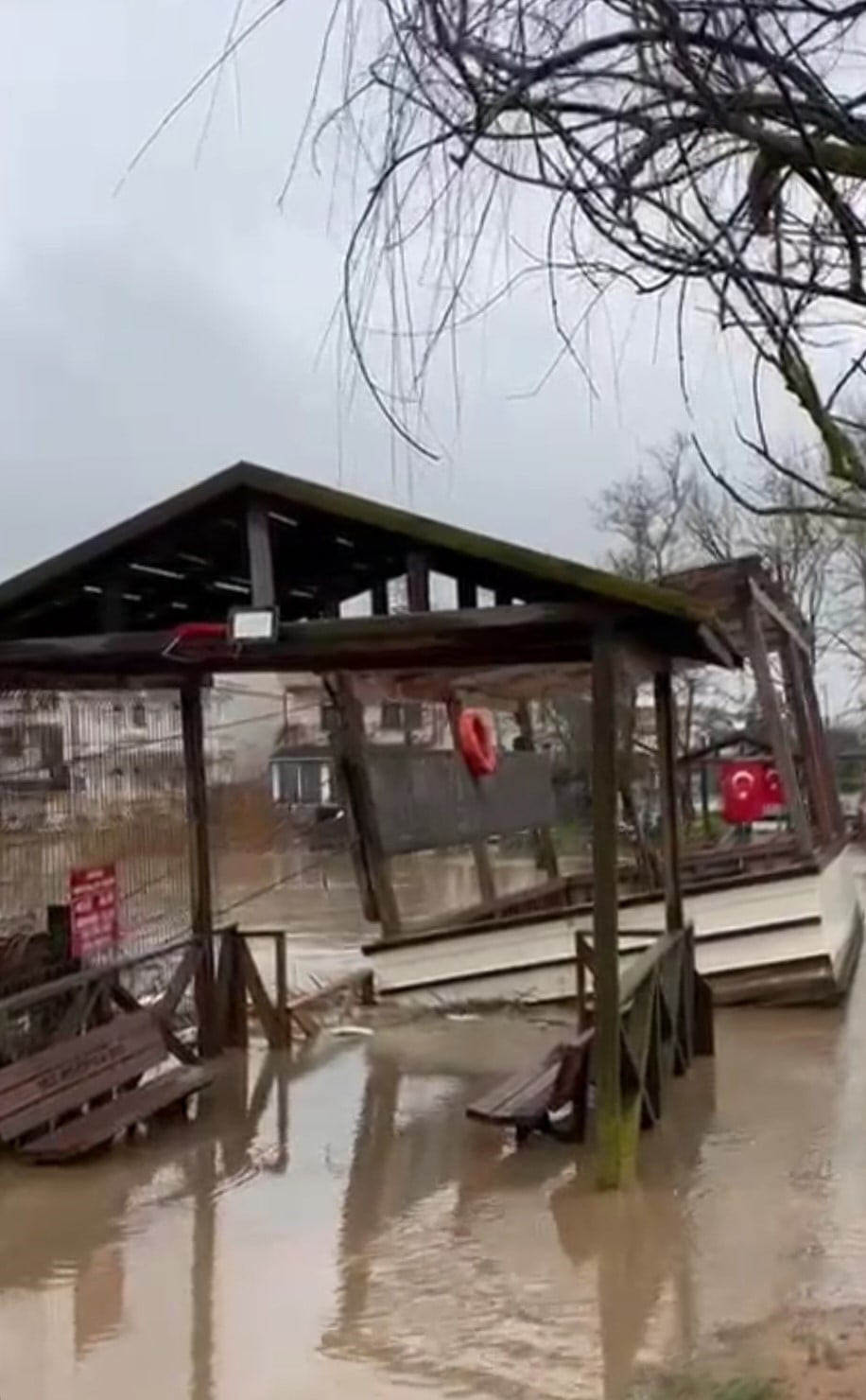 ŞİLE'DE SAĞANAK YAĞIŞ SU BASKINLARINA NEDEN OLDU
