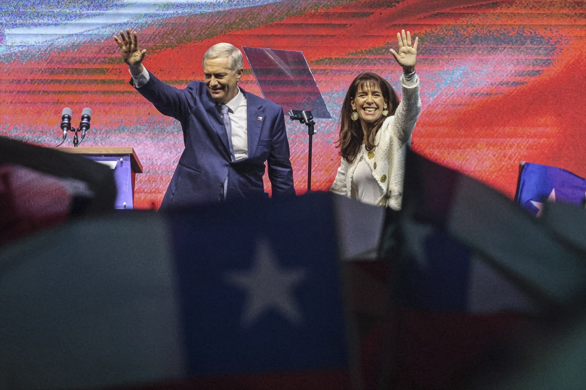 Şili'de düzenlenen 2. tur devlet başkanı seçimini aşırı sağın adayı Jose Antonio Kast 16 puan...