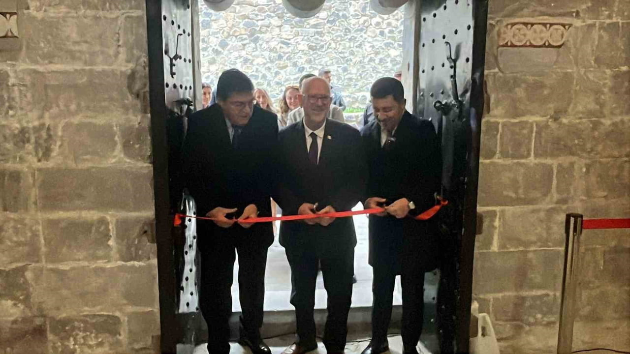 ŞİLİ’NİN ANKARA BÜYÜKELÇİSİ RODRİGO ARCOS (SOL MEKSİKA’NIN ANKARA BÜYÜKELÇİSİ JAVİER DİAZ DE LEON...