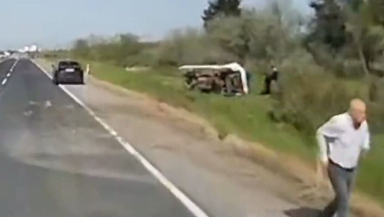 SİLİVRİ CEZAEVİ SAPAĞI YAKINLARINDA KONTROLDEN ÇIKAN TİCARİ KAMYONET, YOL KENARINDAKİ OTLUK ALANA...