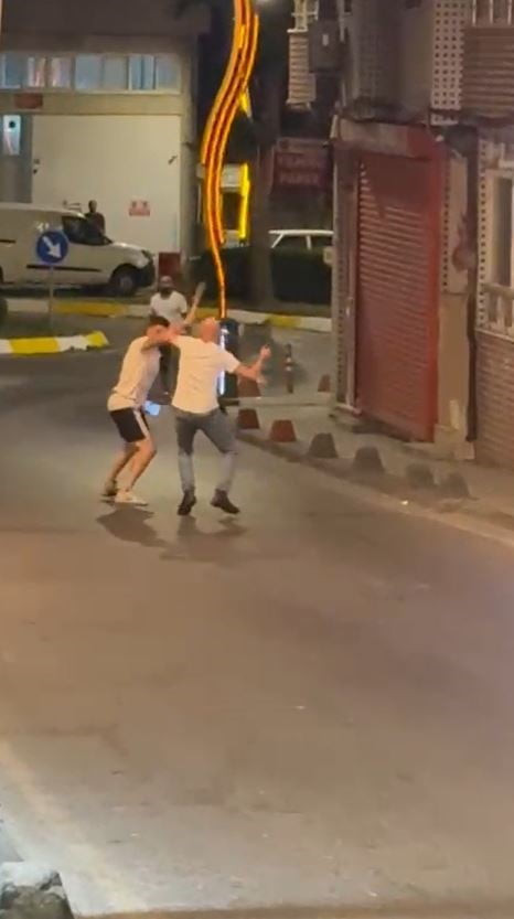 SİLİVRİ'DE BIÇAKLI VE SOPALI KAVGA, BİR VATANDAŞIN CEP TELEFONU KAMERASINA YANSIDI.