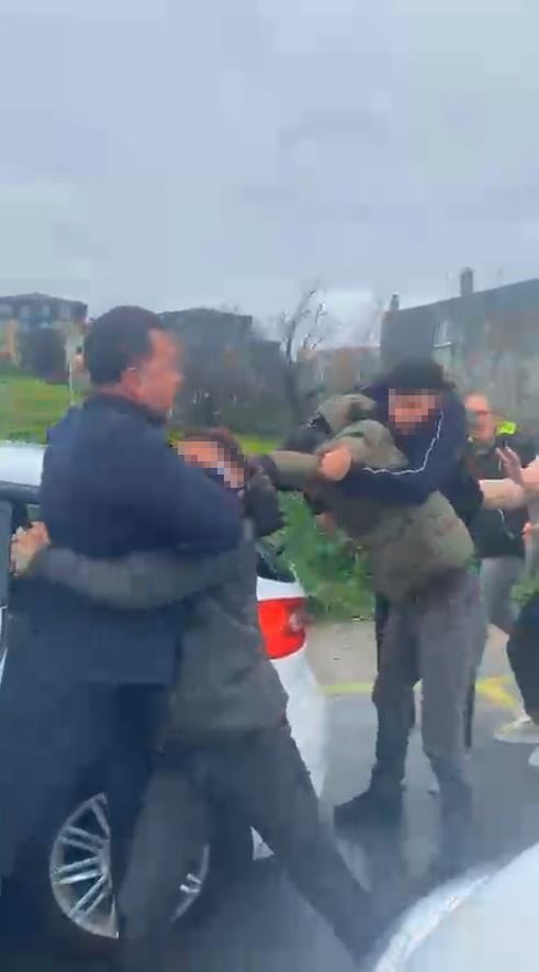 SİLİVRİ'DE DİREKSİYON SINAVINI GEÇEMEYEN SÜRÜCÜ, BABASI İLE BİRLİKTE GÖREVLİ KOMİSYON ÜYESİNE...