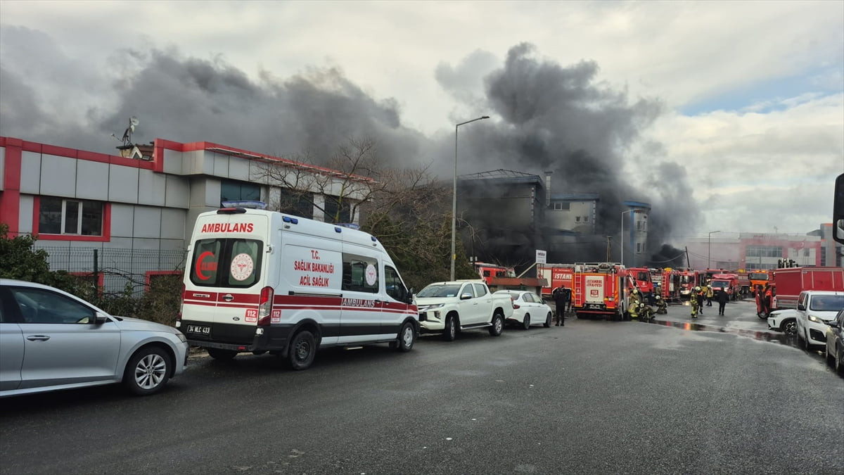 Silivri'de Selimpaşa'da bodrum katında kablo imalatı yapılan bir kozmetik fabrikasında, henüz...
