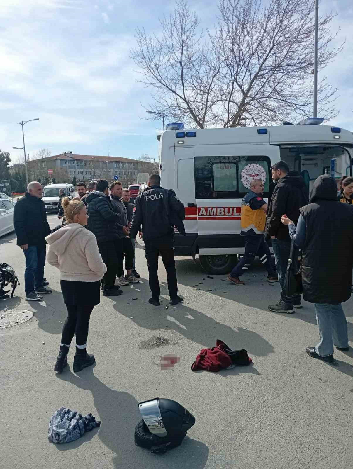 SİLİVRİ'DE TRAFİK IŞIKLARINI İHLAL ETTİĞİ İDDİA EDİLEN OTOMOBİL SÜRÜCÜSÜ, MOTOSİKLETLE ÇARPIŞTI....