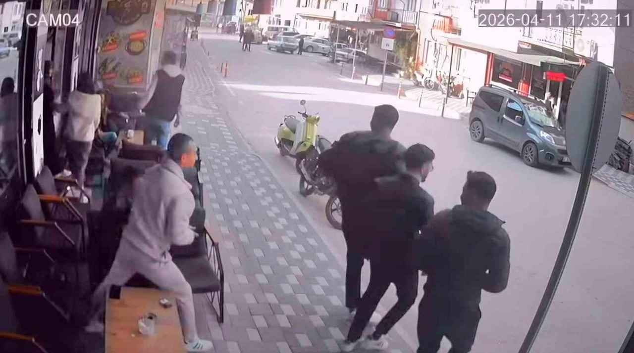 SİMAV’DA 4.8 BÜYÜKLÜĞÜNDE DEPREM ANI KAMERADA