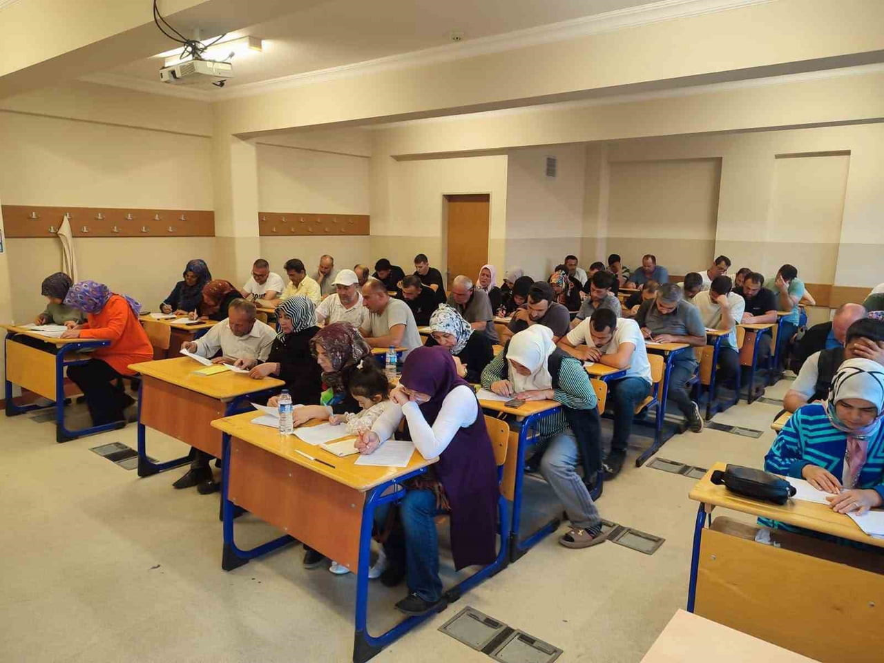 SİMAV’DA SÜT SIĞIRI YETİŞTİRİCİSİ KURSU YOĞUN İLGİ GÖRÜYOR