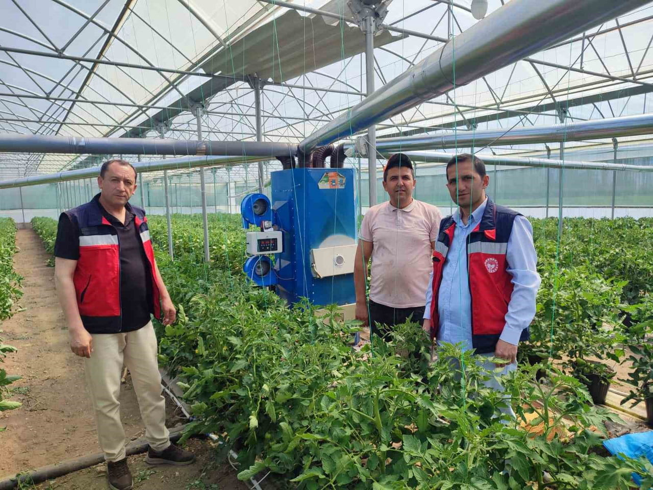 SİMAV’DA TOPRAKSIZ SERAYA GEÇİŞ YAPAN ÜRETİCİLERE TEKNİK BİLGİ VERİLDİ
