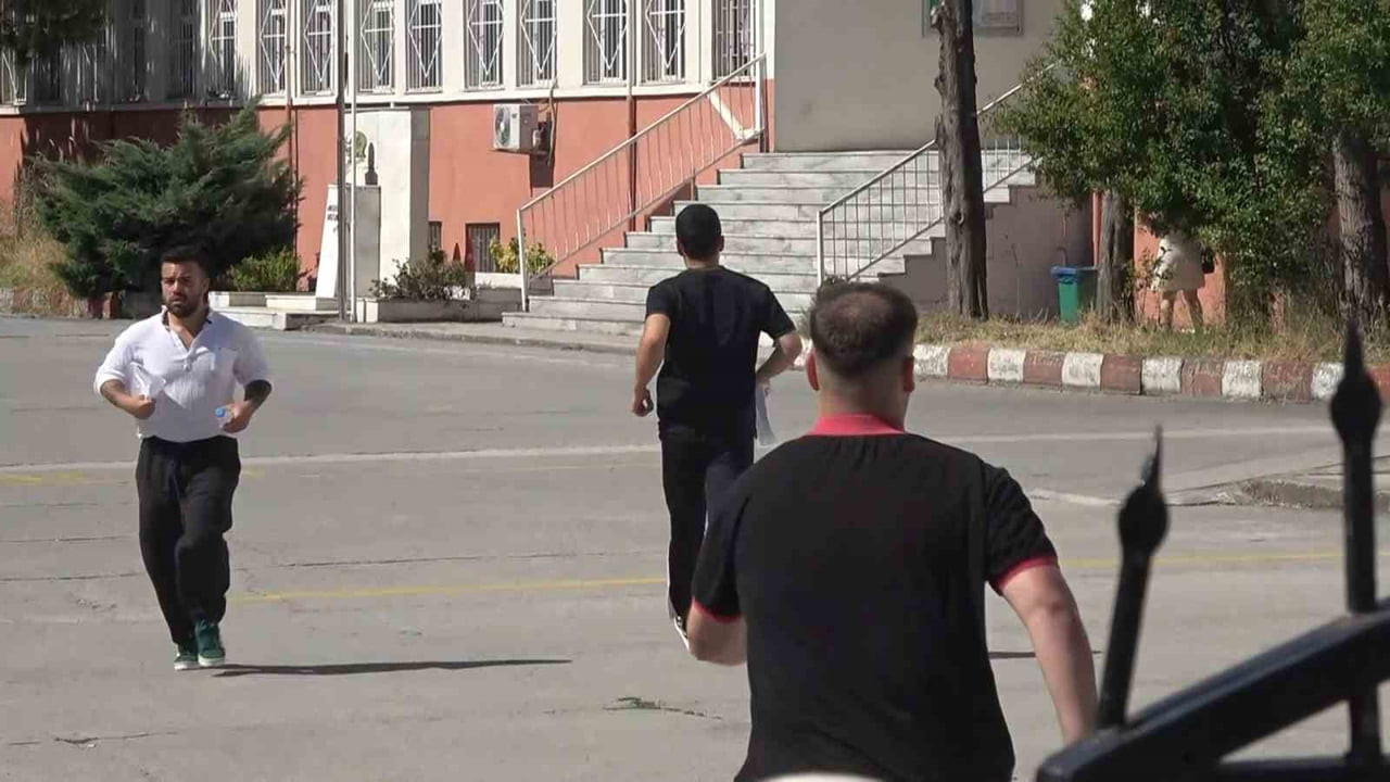 SINAV İÇİN PROF. DR. HALİL İNALCIK LİSESİ'NE GELEN ÖĞRENCİ SON ANDA YANLIŞ OKULDA OLDUĞUNU FARK...