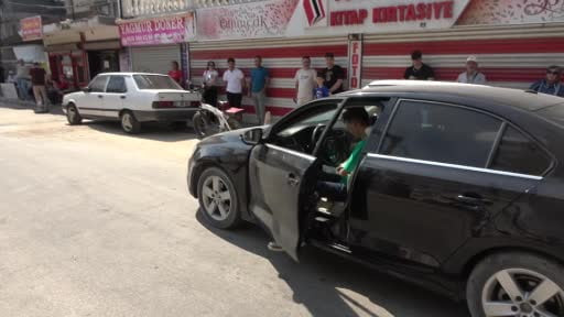 Sınava 1 dakika kala yetişti, aracının el frenini çekmeden araçtan fırlayıp okula koştu