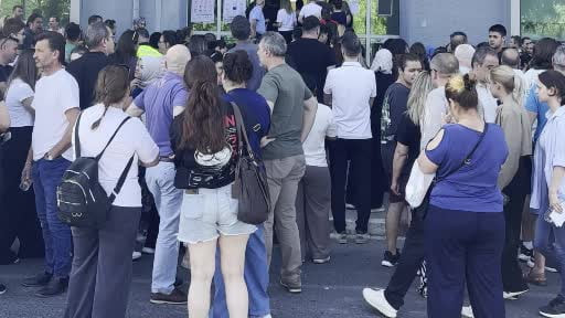 Sınava giren kızını dualarla bekledi