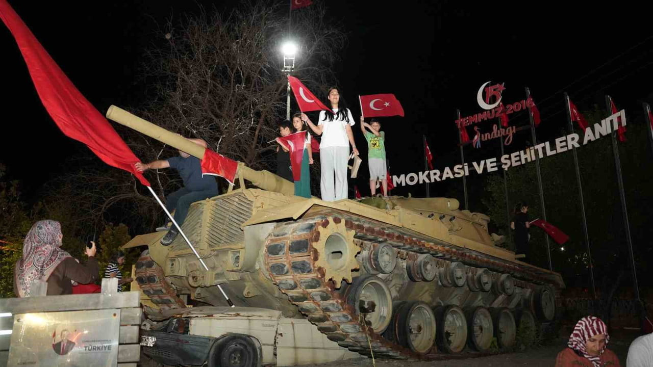 SINDIRGI'DA 15 TEMMUZ DEMOKRASİ VE MİLLÎ BİRLİK GÜNÜ ETKİNLİKLERLE ANILDI