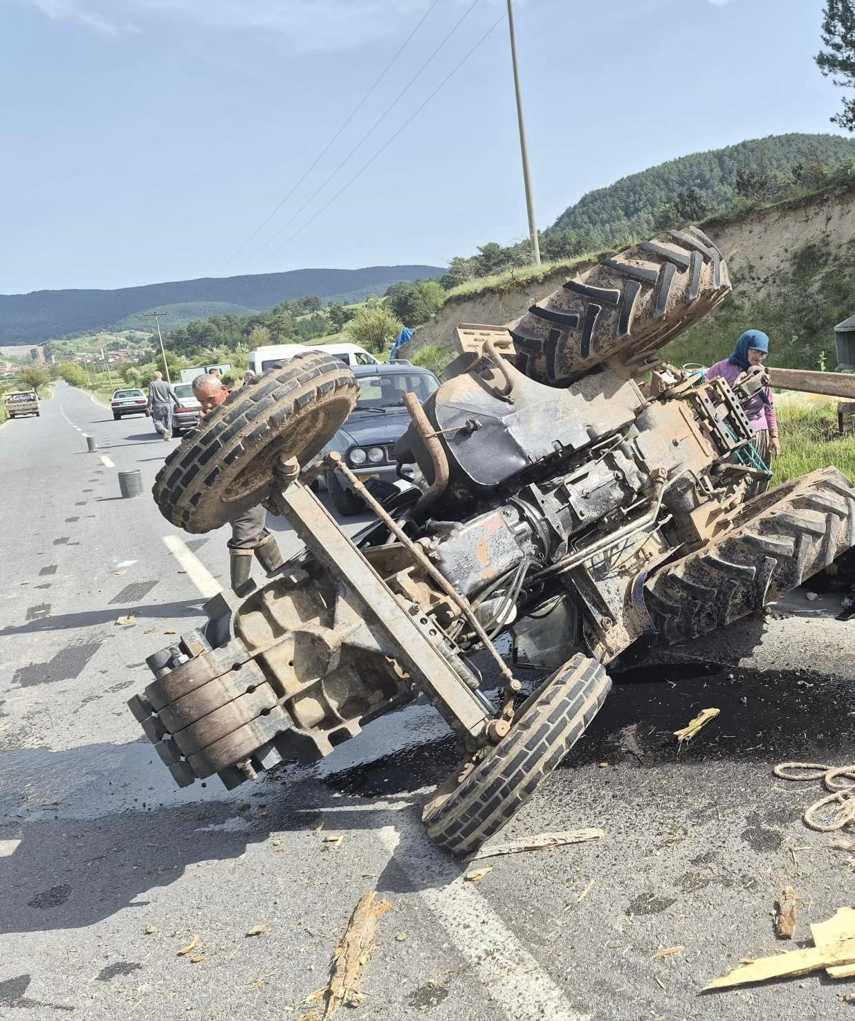 SINDIRGI’DA TRAKTÖR KAZASI: 1 YARALI