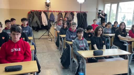 Sinema ve tiyatro oyuncusu Ahmet Yenilmez, savaşta mezun veremeyen okulun öğrencileri ile...