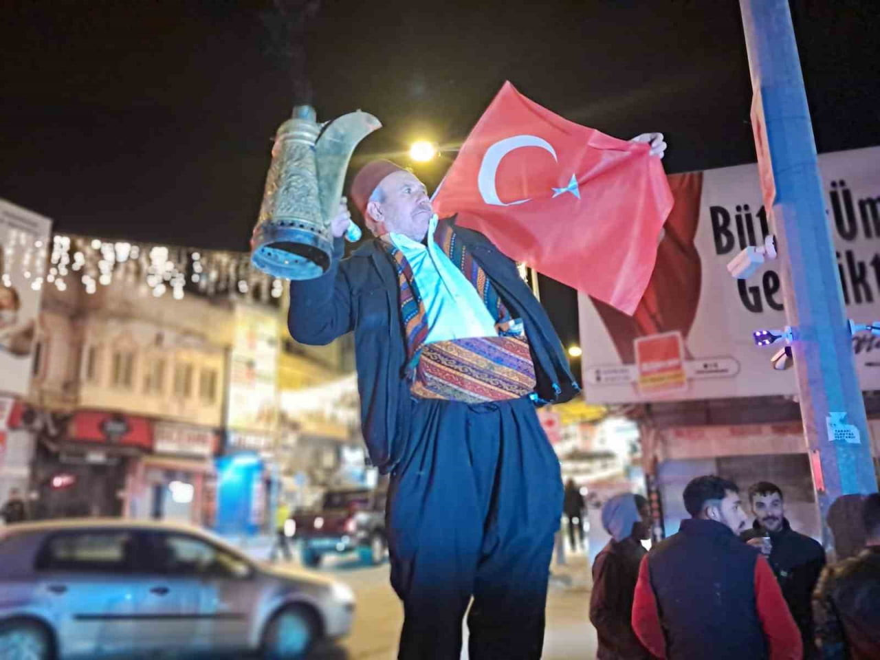 SINIRIN SIFIR NOKTASINDA DÜNYA KUPASI COŞKUSU: TÜRK BAYRAKLARI DALGALANDI