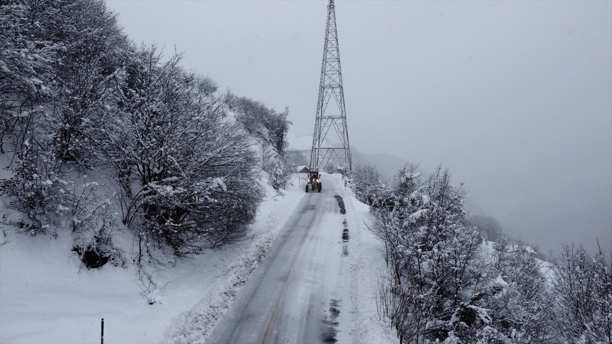 Sinop, Amasya, Kastamonu ve Tokat'ta, kar nedeniyle 894 köy yolunda ulaşım sağlanamıyor. Sinop'ta...