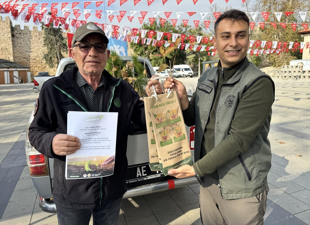 Sinop Uğur Mumcu Meydanı'nda "Yeşil Vatan Seferberliği" kapsamında vatandaşlara ücretsiz olarak...