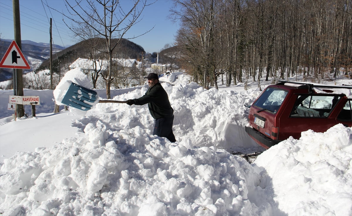 Sinop'ta aralıklarla devam eden yağış nedeniyle bazı bölgelerde kar kalınlığı bir metreye çıktı....