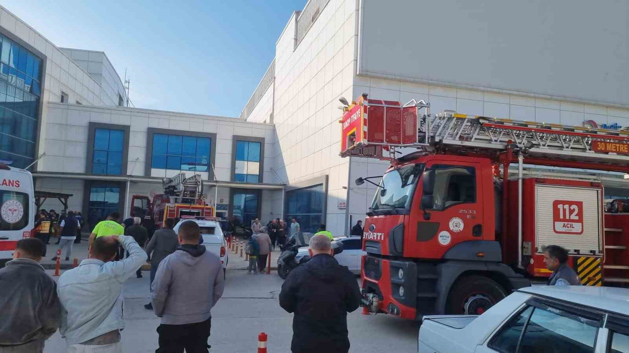 SİNOP'TA ATATÜRK DEVLET HASTANESİ POLİKLİNİK SERVİSİNDE ELEKTRİK KABLOLARININ TUTUŞMASI SONUCU...