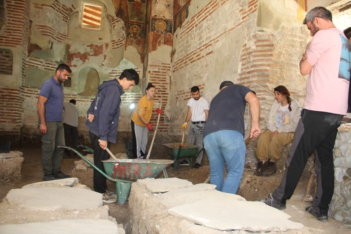 Sinop'ta, Balatlar Yapı Topluluğu kazısında ortaya çıkarılan ve restore edilen 700 yıllık tarihi...
