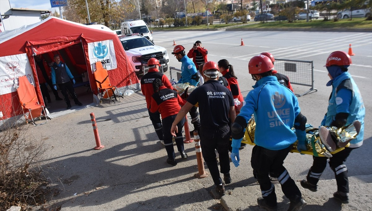 Sinop'ta deprem ve olası afetlerde koordinasyonu güçlendirmek amacıyla deprem tatbikatı...