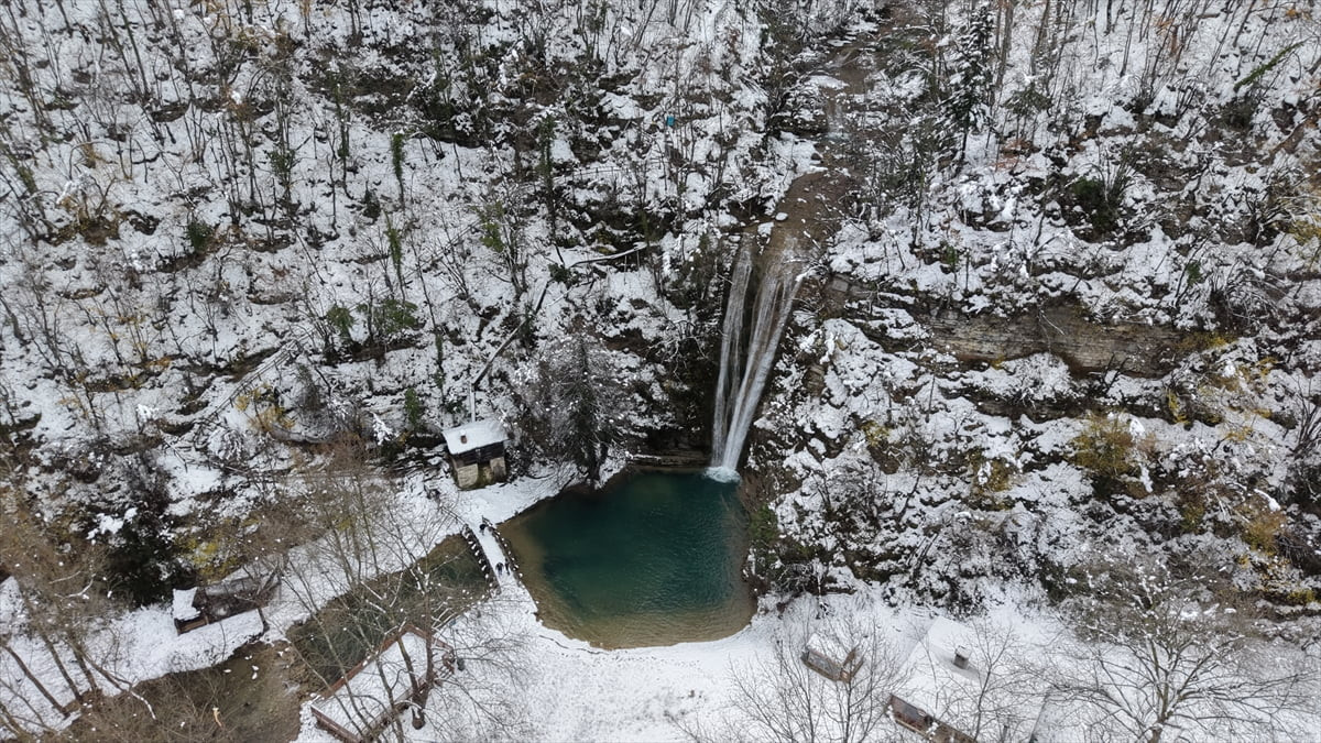 Sinop'ta doğal güzelliğiyle ünlü Erfelek Tatlıca Şelaleleri Tabiat Parkı, kar yağışının ardından...