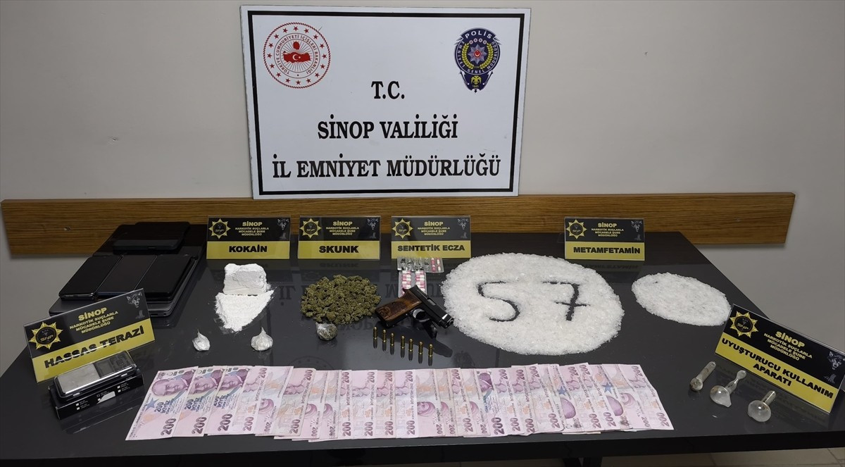 Sinop'ta düzenlenen uyuşturucu operasyonunda yakalanan 7 kişi tutuklandı. Operasyonda bir araçta...