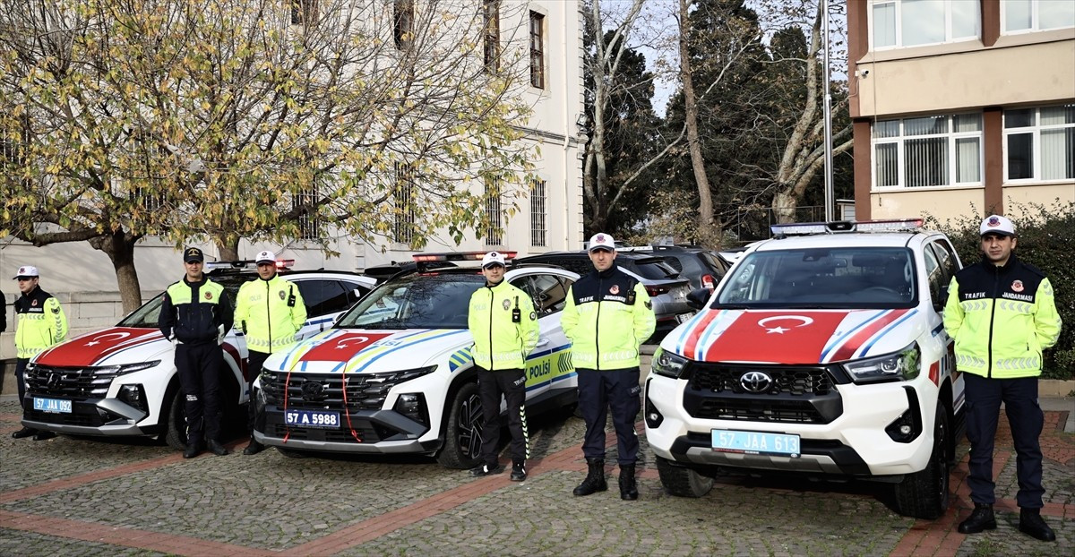 Sinop'ta, emniyet teşkilatına tahsis edilen 19 yeni araç düzenlenen törenle hizmete alındı....
