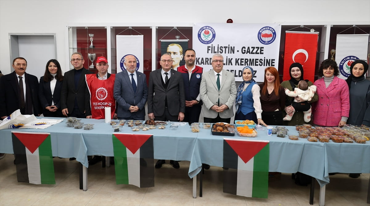 Sinop'ta Filistin halkı yararına kermes düzenlendi. Eğitim-Bir-Sen Sinop 2 No'lu Şubesi ile...