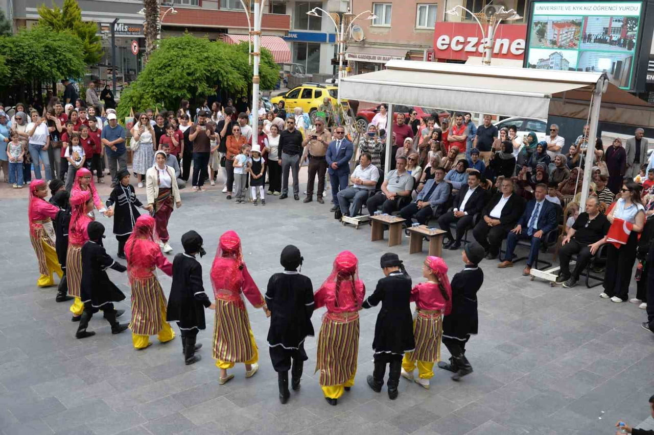 SİNOP'TA HAYATA GEÇİRİLEN "SPOR, MÜZİK VE RESİM ETKİNLİĞİ", TÜRKELİ İLÇESİNDE YOĞUN KATILIMLA...