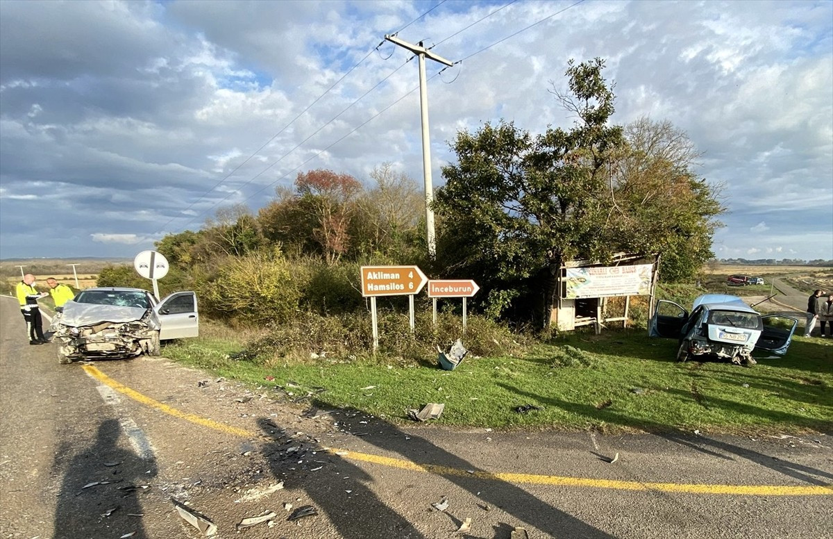 Sinop'ta iki otomobilin çarpışması sonucu 1 kişi hayatını kaybetti, 2 kişi yaralandı. 