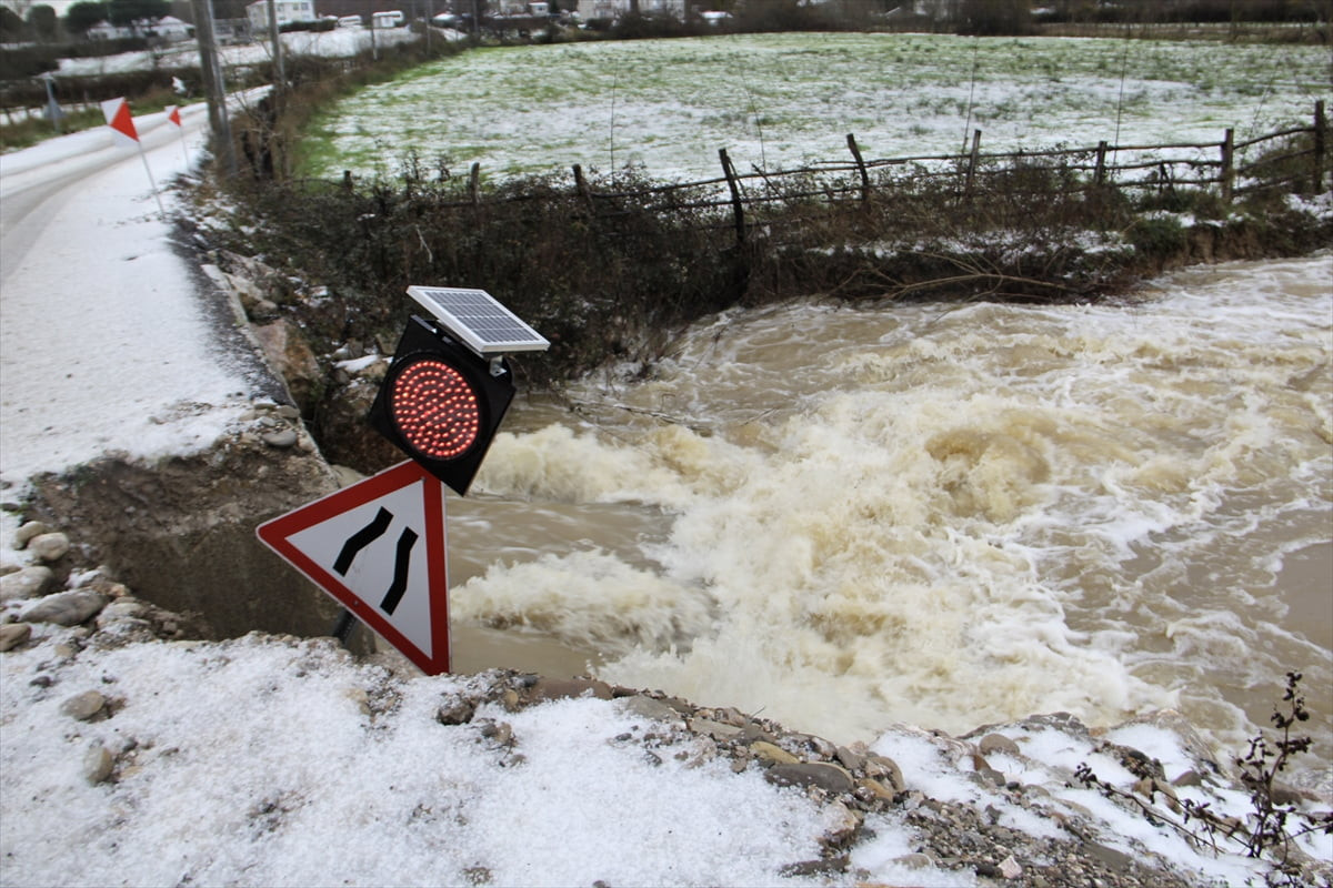 Sinop'ta kar nedeniyle bazı köy yolları ulaşıma kapanırken, sağanak sonucu tarım arazileri su...