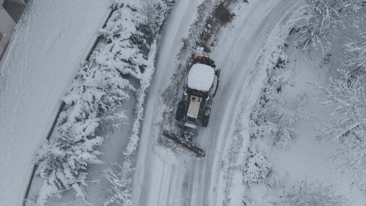 Sinop'ta kar yağışı nedeniyle 196 yerleşim yerine ulaşım sağlanamıyor. İl Özel İdaresi ekipleri ve...