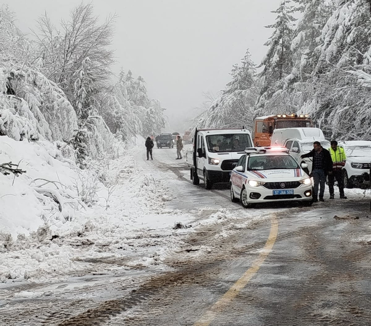 Sinop'ta kar yağışı ve şiddetli rüzgar kentin yüksek kesimlerinde etkili oluyor. Kentte üç gündür...