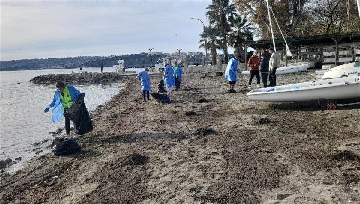 Sinop'ta, kentin sahil kesiminde oluşan kirliliğe ilişkin inceleme başlatıldı.