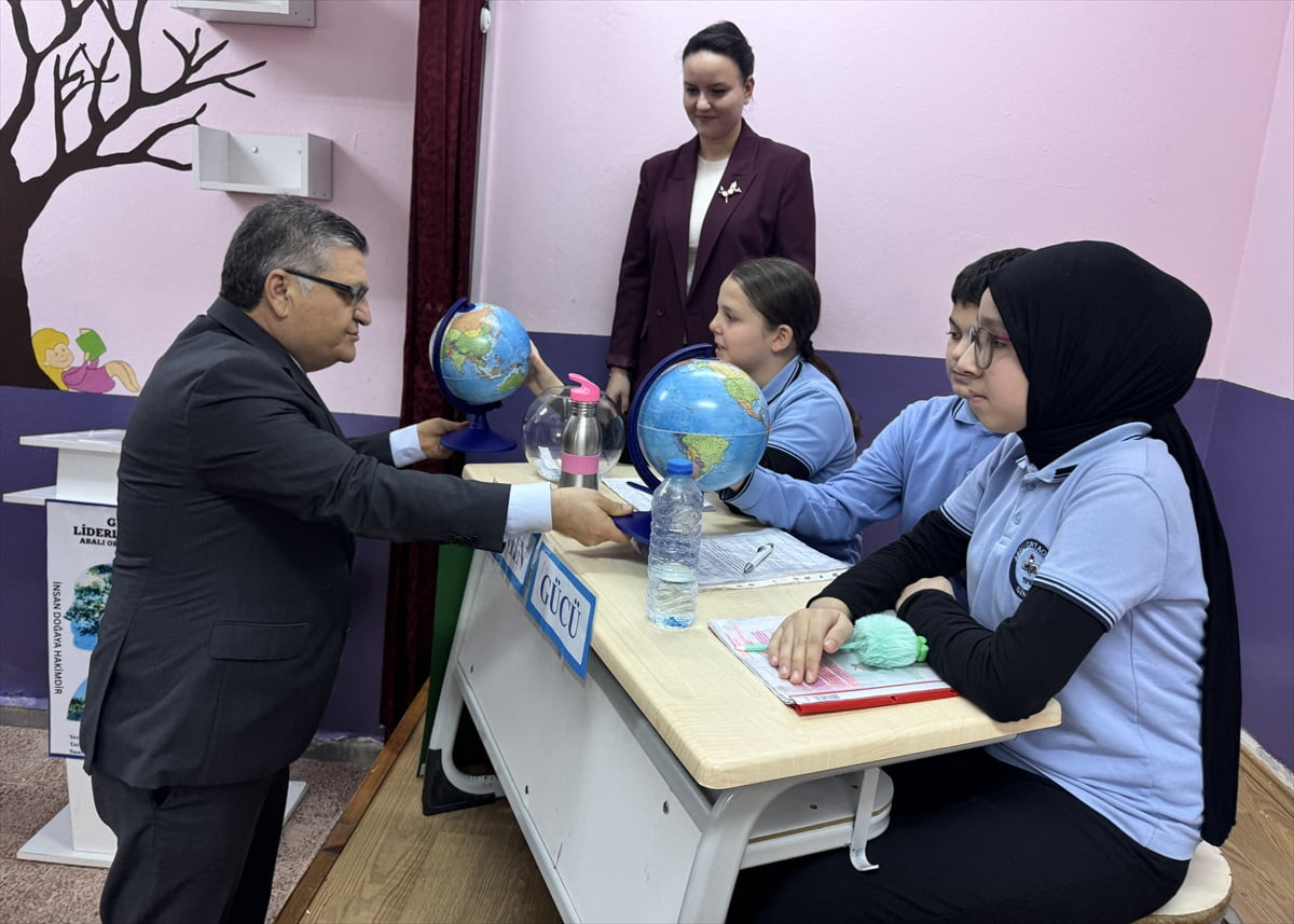 Sinop'ta "Geleceğin Liderleri Yetişiyor" Projesi kapsamında ortaokul öğrencileri arasında münazara...