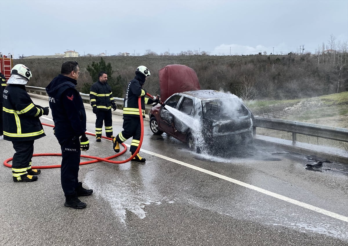 Sinop'ta, seyir halindeyken yangın çıkan otomobilde bulunan 2 kişi yaralandı. İtfaiye ekiplerinin...