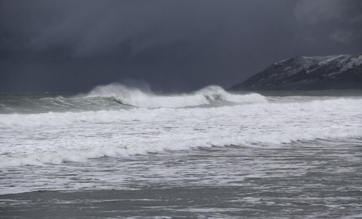 Sinop'ta şiddetli fırtına yüksek dalgalar oluştururken, uluslararası yük taşımacılığı yapan...