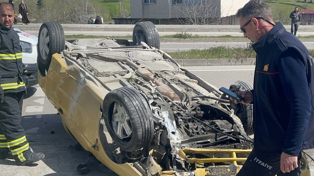 SİNOP'TA SÜRÜCÜSÜNÜN DİREKSİYON HAKİMİYETİNİ KAYBETTİĞİ OTOMOBİL, KALDIRIMA ÇIKARAK TAKLA ATTI....