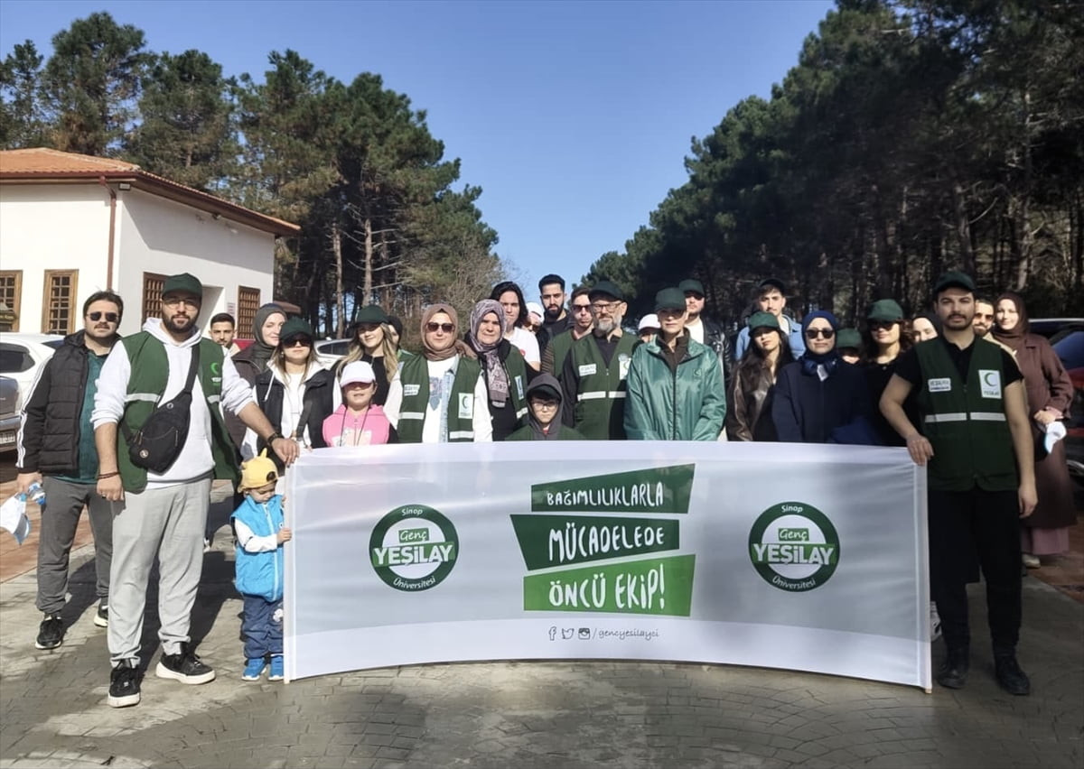 Sinop'ta, Yeşilay tarafından sigaranın zararlarına dikkat çekmek ve sağlıklı yaşam konusunda...