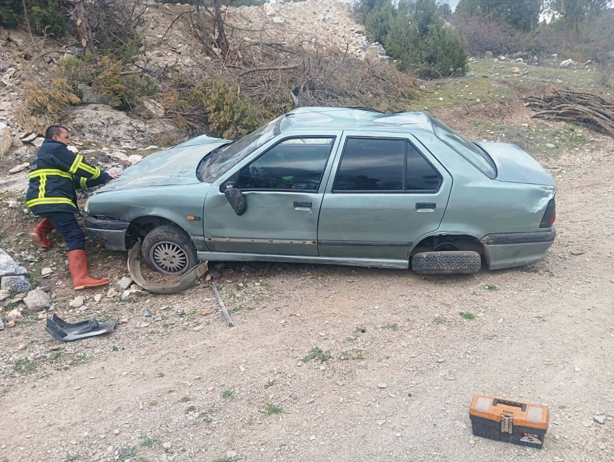 Sinop'un Boyabat ilçesinde devrilen otomobildeki 2 kişi yaralandı.