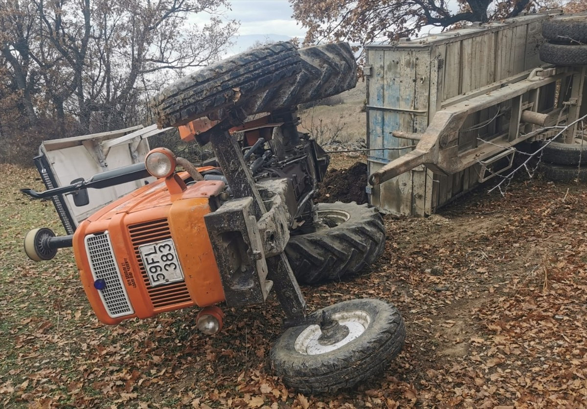 Sinop'un Boyabat ilçesinde devrilen traktörün altında kalan kadın hayatını kaybetti.
