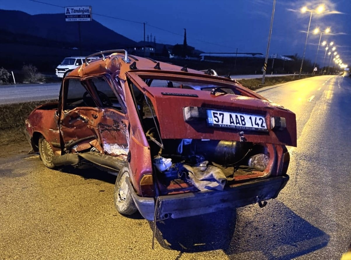 Sinop'un Boyabat ilçesinde fabrika işçilerini taşıyan servis minibüsü ile otomobilin çarpıştığı...