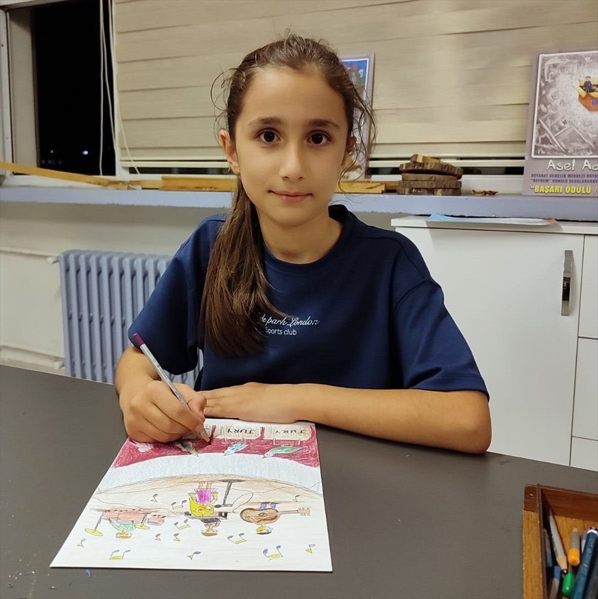 Sinop'un Boyabat ilçesinde ilkokul 4. sınıf öğrencisi Sare Nur Toydaş, çizdiği "sanatçı" temalı...