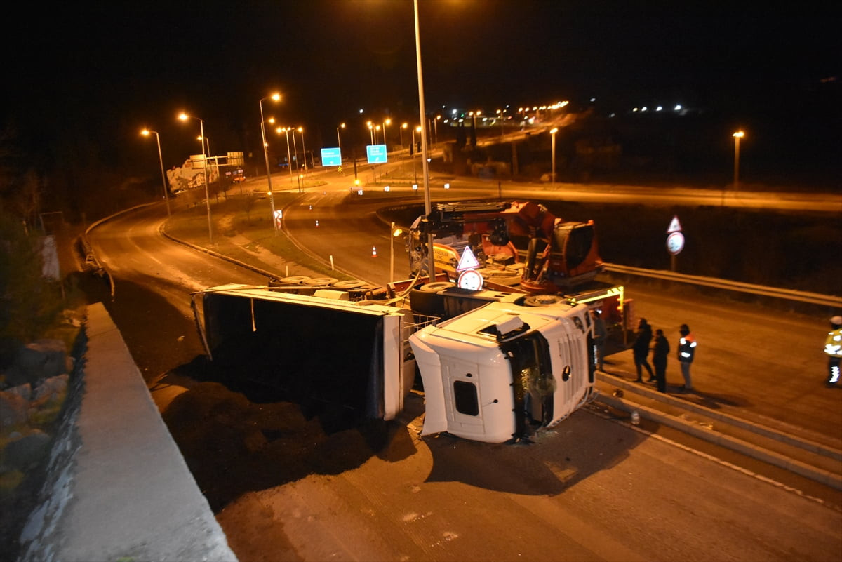 Sinop'un Boyabat ilçesinde kömür yüklü tırın devrilmesi sonucu 2 kişi yaralandı. İhbar üzerine...